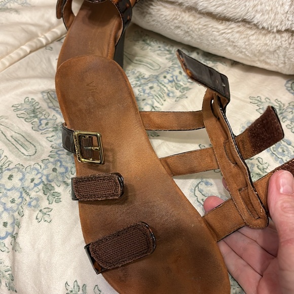 Vionic 2 inch wedge backless sandal size 7 tortoise colored with gold hardwear. - Picture 5 of 6